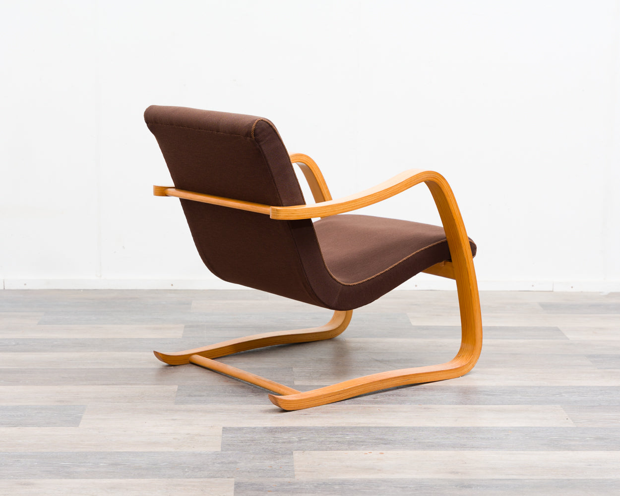 Chaise cantilever des années 1950, dans le style d'Alvar Aalto, en état d'origine.