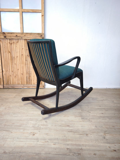 Chaise à bascule des années 50, travail de menuisier. Rembourrage refait à neuf.