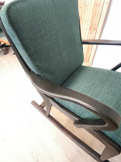 Chaise à bascule des années 50, travail de menuisier. Rembourrage refait à neuf.