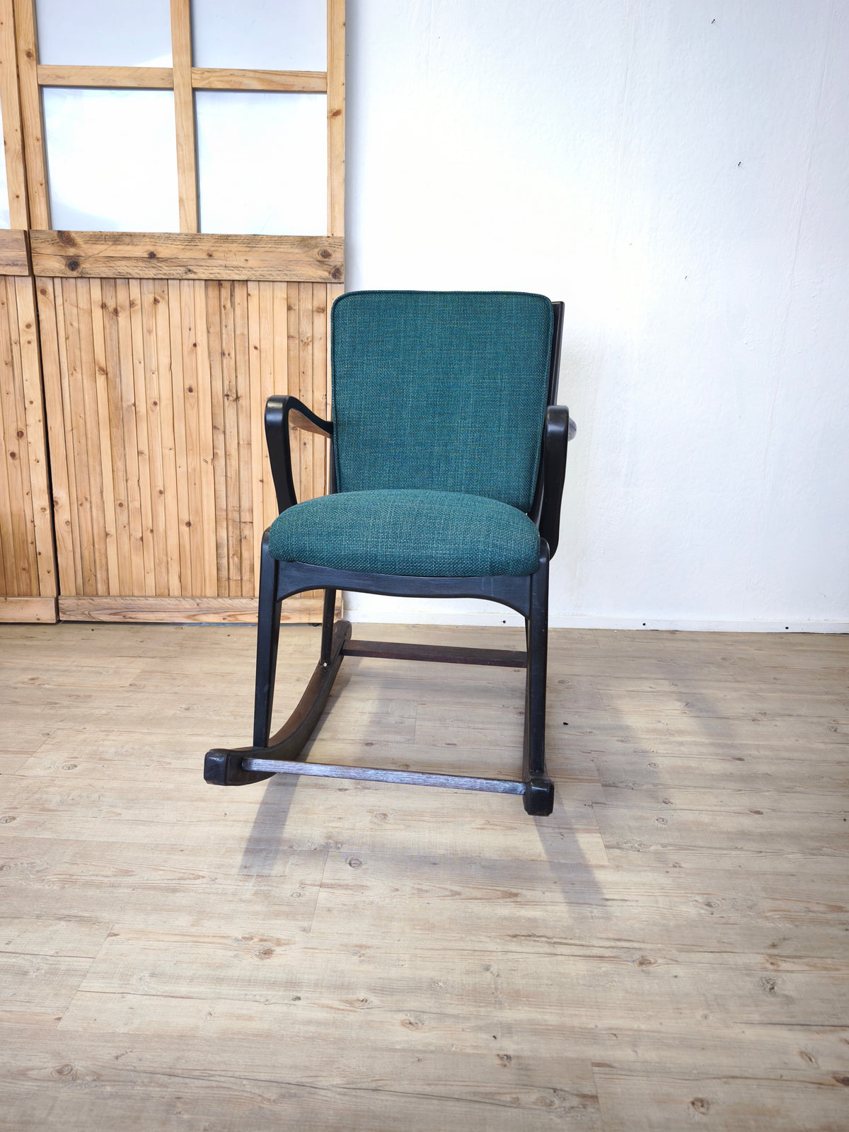 Chaise à bascule des années 50, travail de menuisier. Rembourrage refait à neuf.