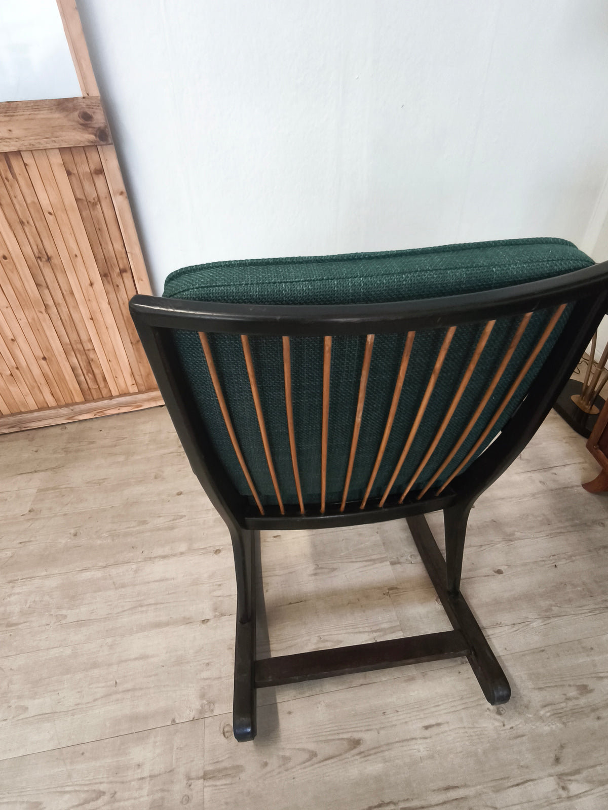 Chaise à bascule des années 50, travail de menuisier. Rembourrage refait à neuf.