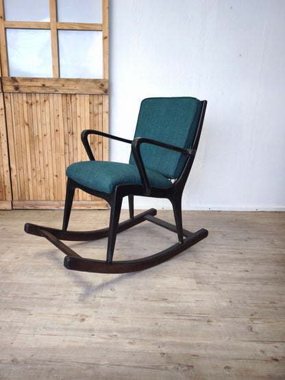Chaise à bascule des années 50, travail de menuisier. Rembourrage refait à neuf.