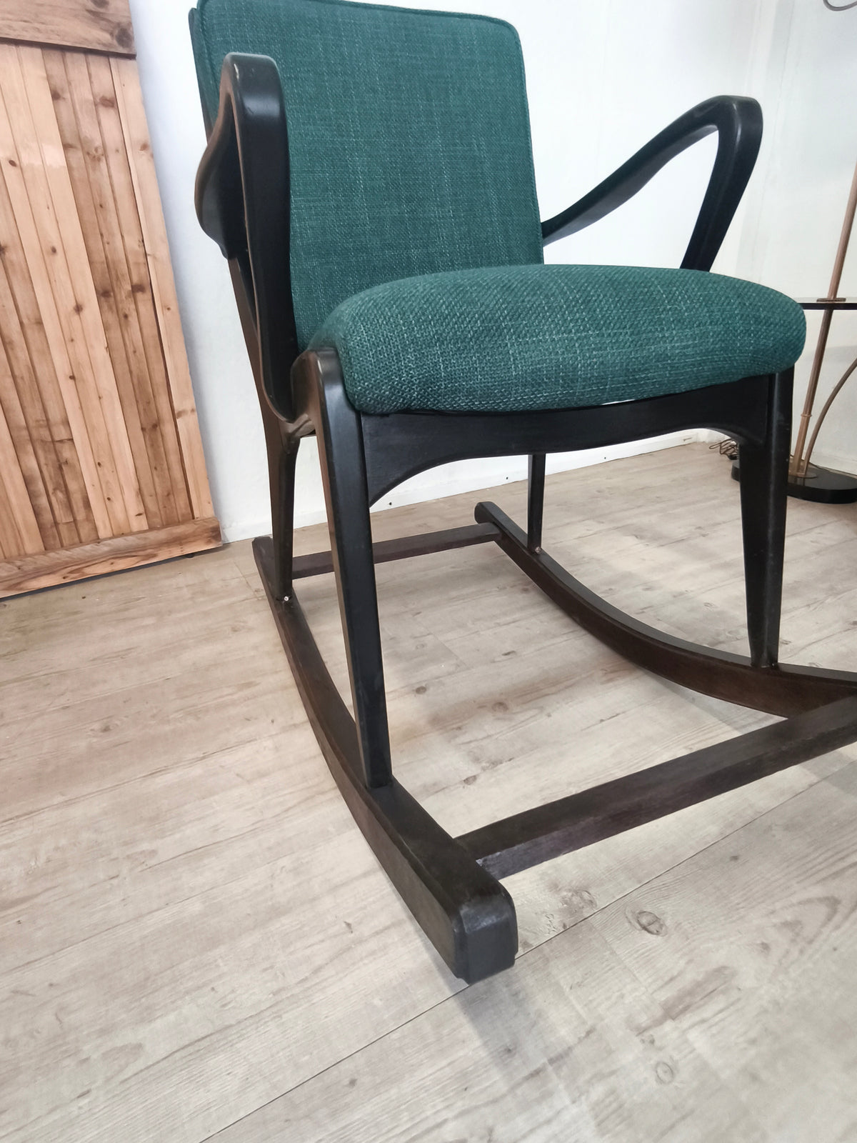 Chaise à bascule des années 50, travail de menuisier. Rembourrage refait à neuf.