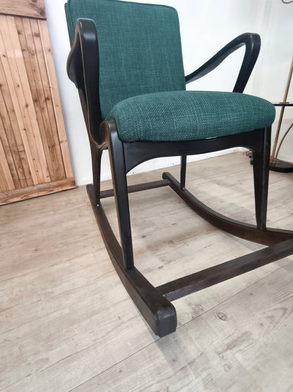Chaise à bascule des années 50, travail de menuisier. Rembourrage refait à neuf.