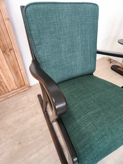 Chaise à bascule des années 50, travail de menuisier. Rembourrage refait à neuf.