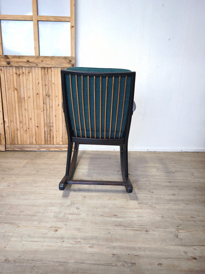Chaise à bascule des années 50, travail de menuisier. Rembourrage refait à neuf.