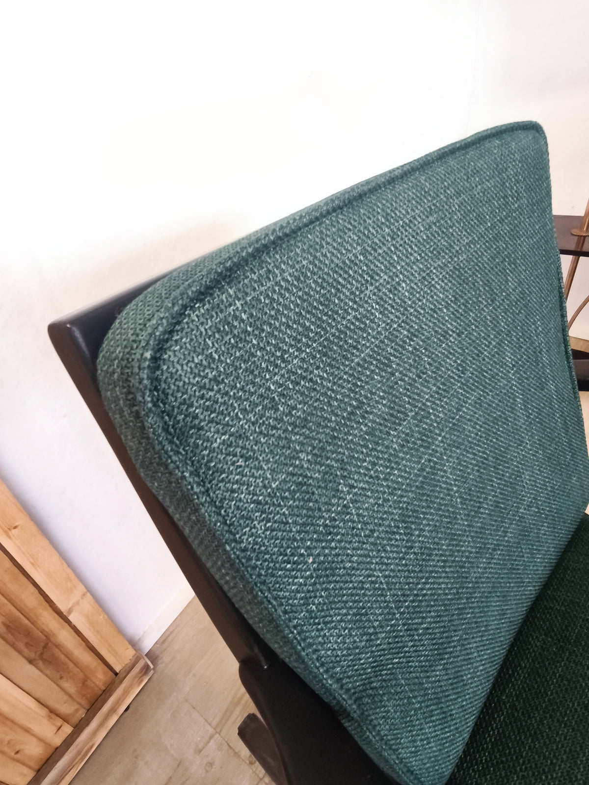 Chaise à bascule des années 50, travail de menuisier. Rembourrage refait à neuf.