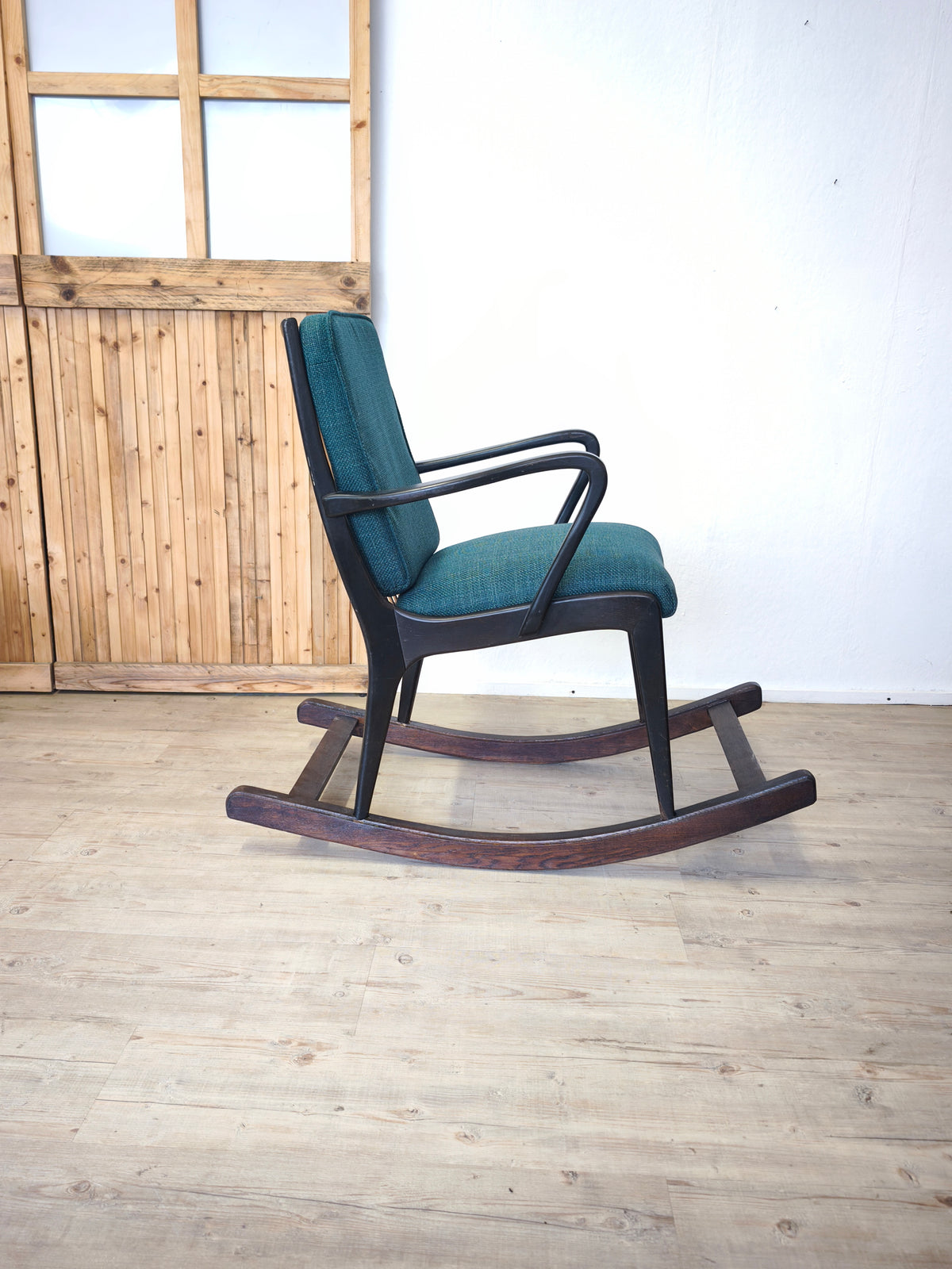 Chaise à bascule des années 50, travail de menuisier. Rembourrage refait à neuf.
