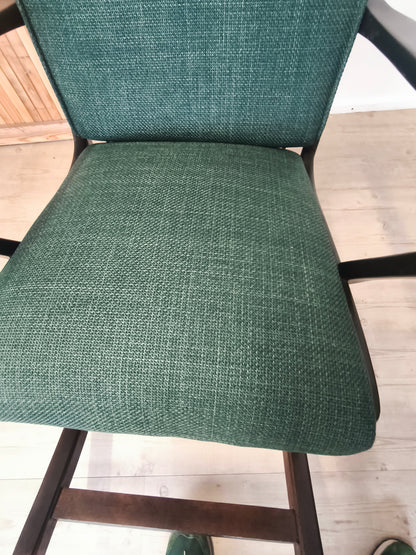 Chaise à bascule des années 50, travail de menuisier. Rembourrage refait à neuf.
