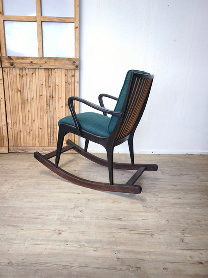 Chaise à bascule des années 50, travail de menuisier. Rembourrage refait à neuf.