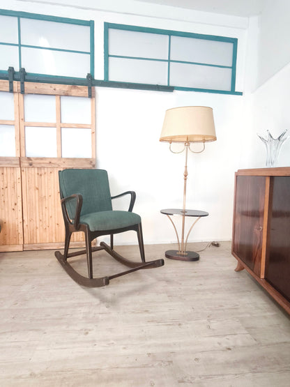 Chaise à bascule des années 50, travail de menuisier. Rembourrage refait à neuf.