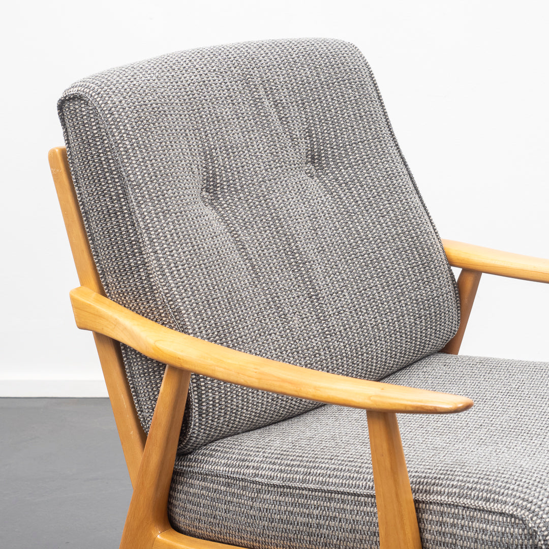 Fauteuil en merisier des années 50 restauré