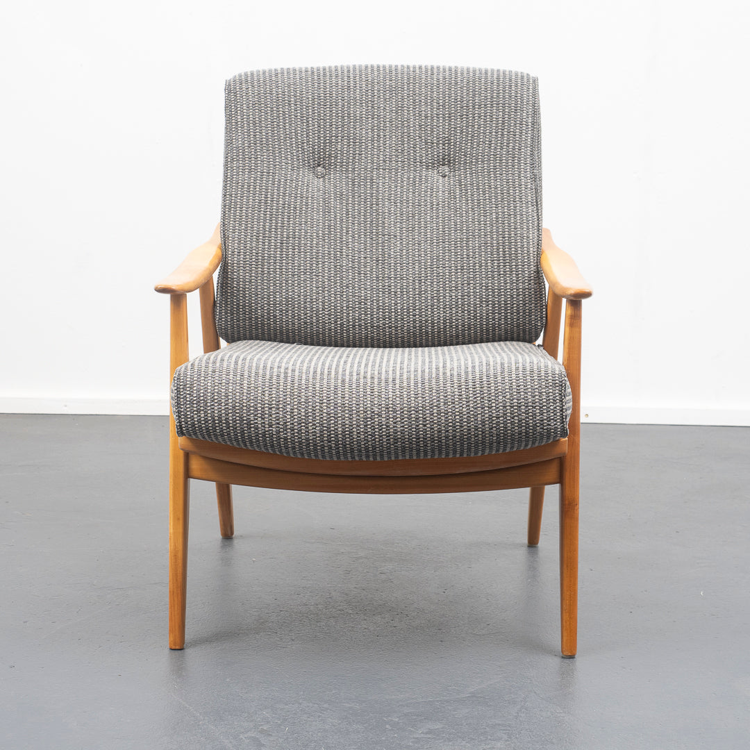 Fauteuil en merisier des années 50 restauré