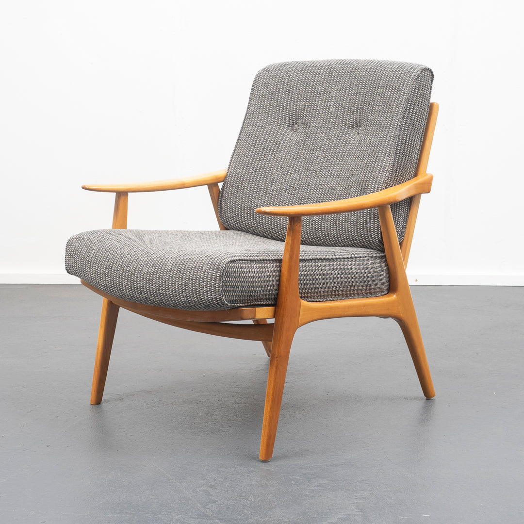 Fauteuil en merisier des années 50 restauré