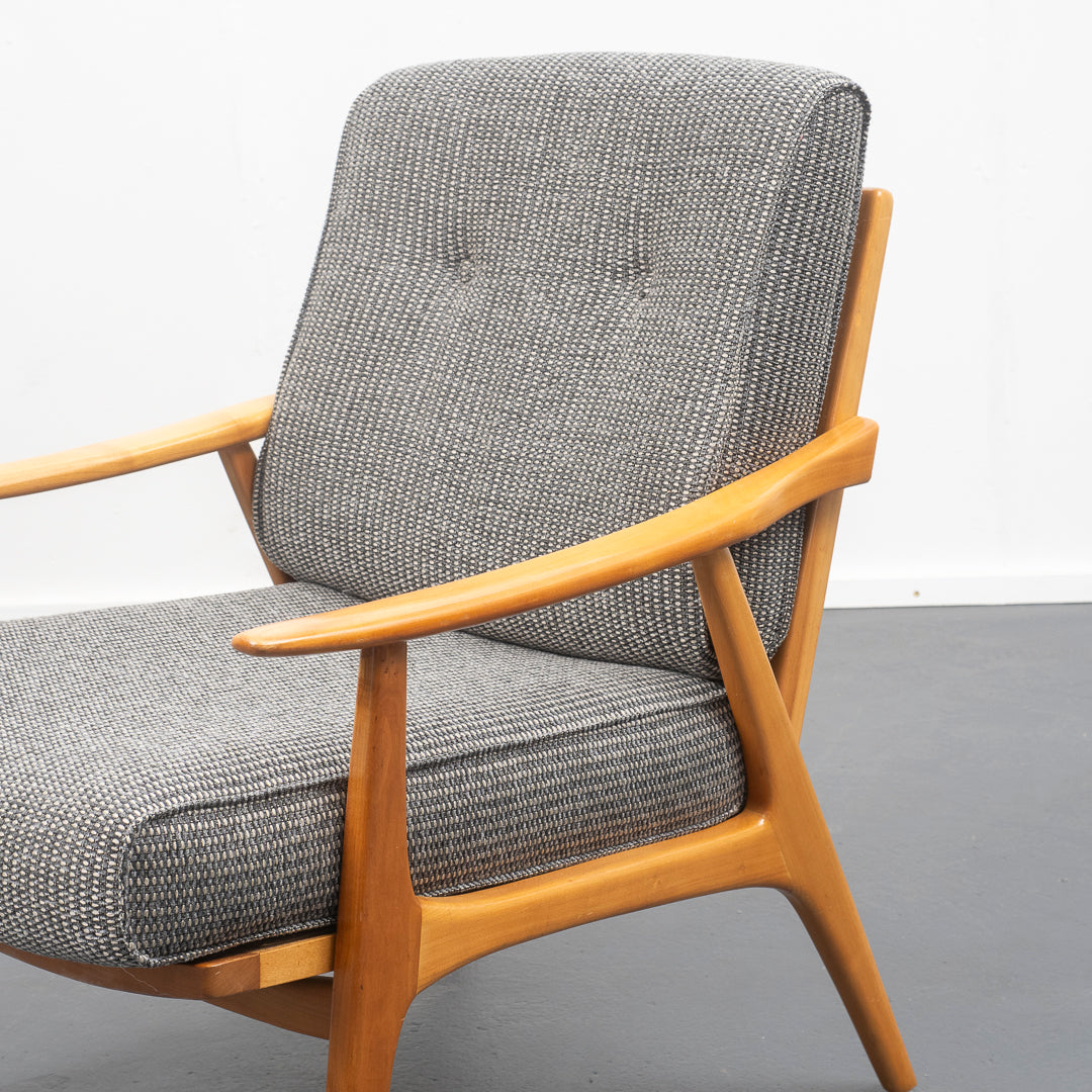Fauteuil en merisier des années 50 restauré