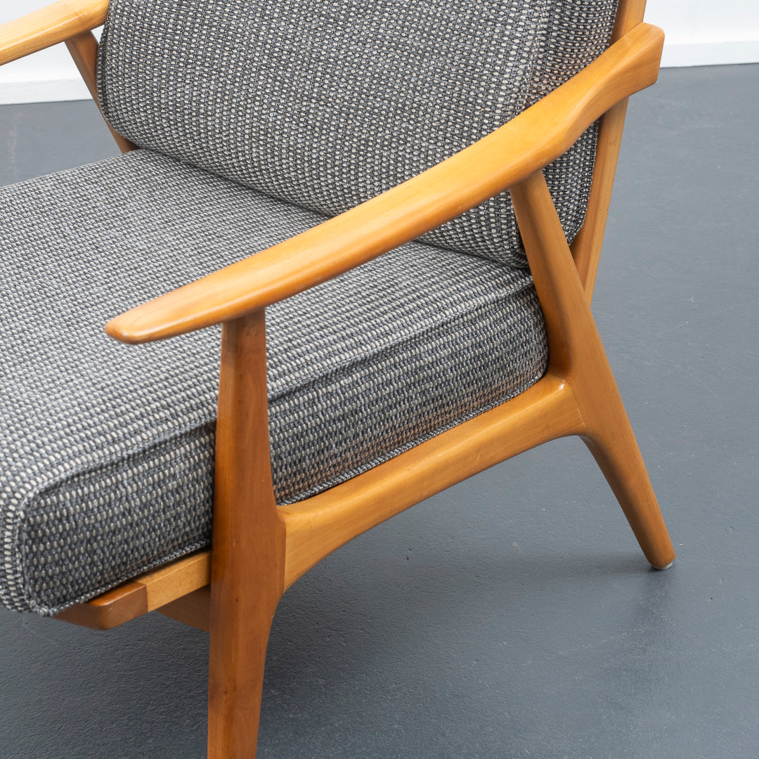 Fauteuil en merisier des années 50 restauré