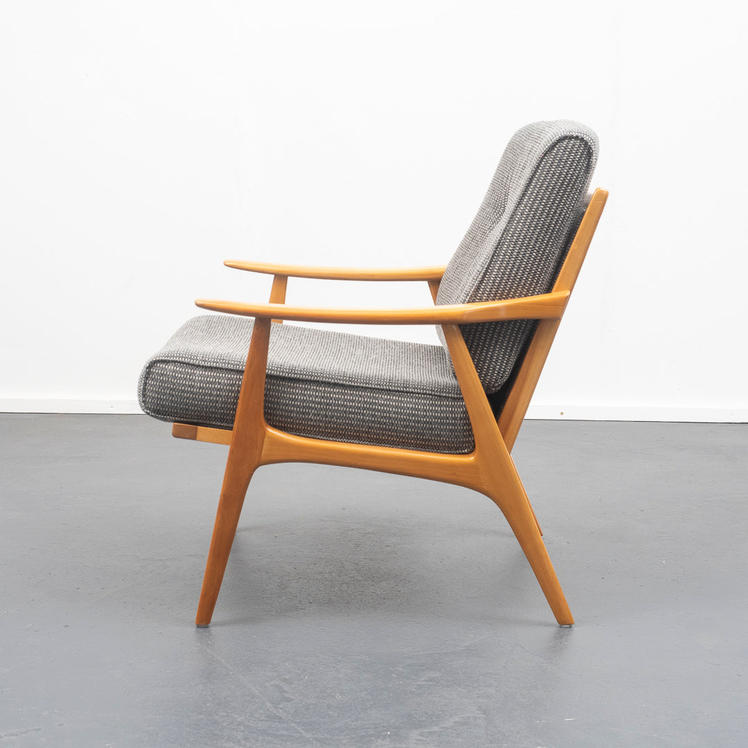 Fauteuil en merisier des années 50 restauré