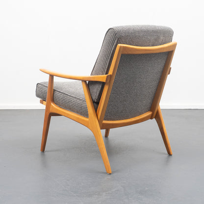 Fauteuil en merisier des années 50 restauré