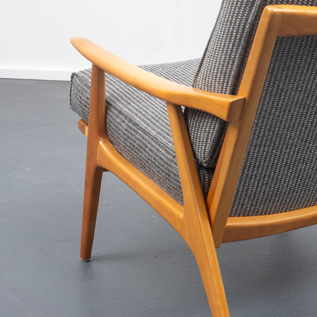 Fauteuil en merisier des années 50 restauré