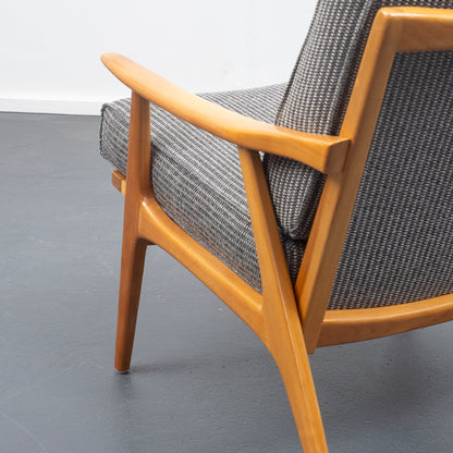 Fauteuil en merisier des années 50 restauré