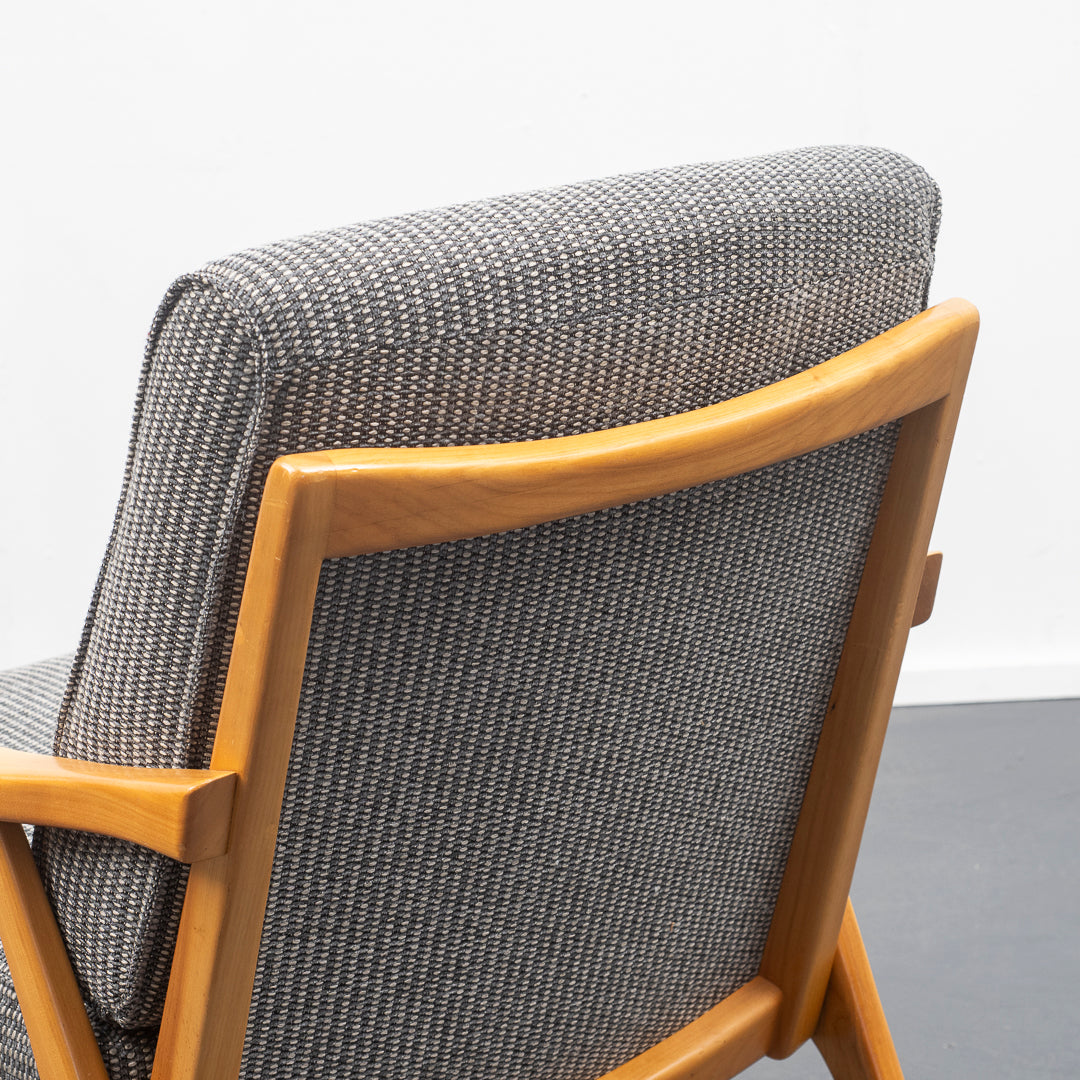 Fauteuil en merisier des années 50 restauré