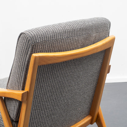 Fauteuil en merisier des années 50 restauré