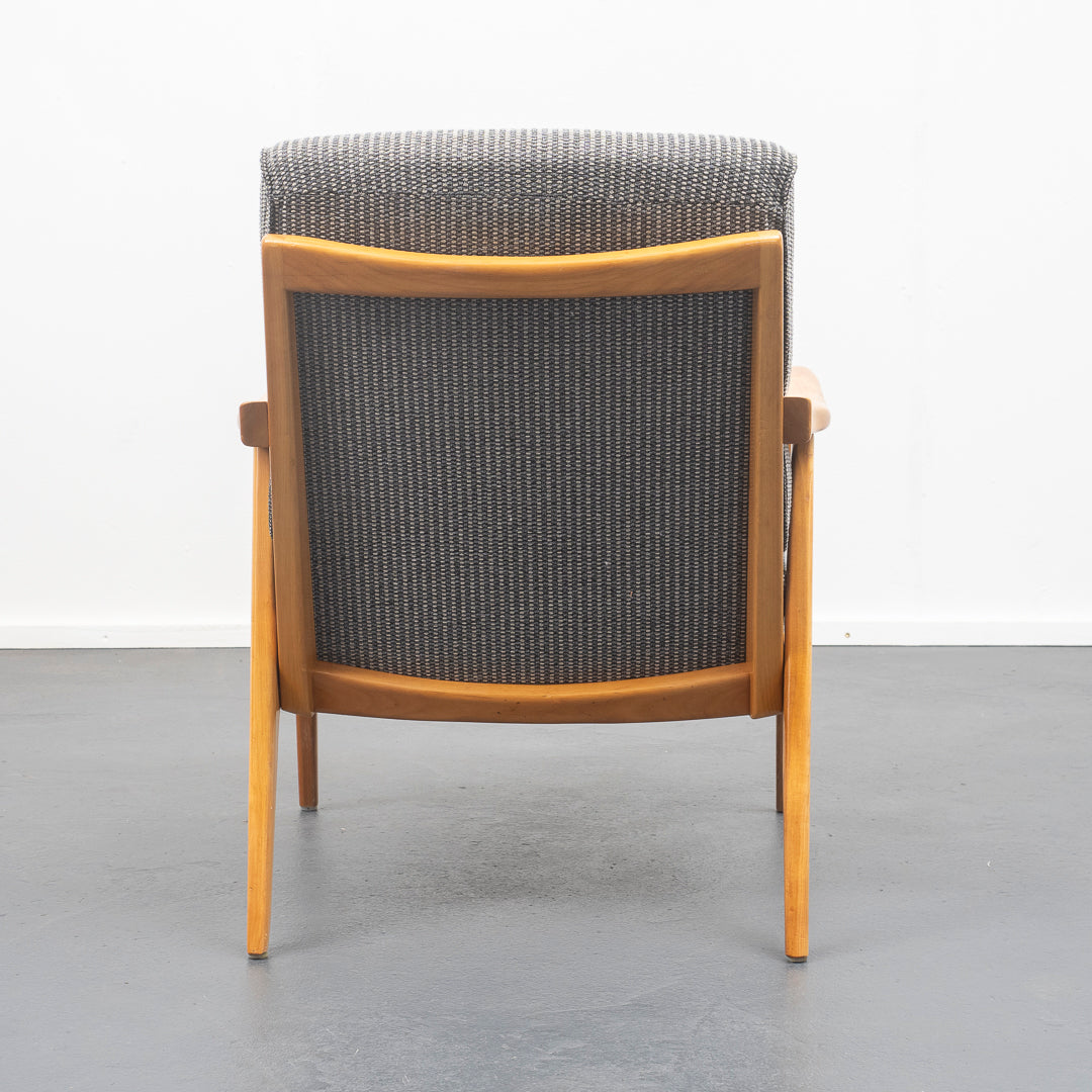 Fauteuil en merisier des années 50 restauré