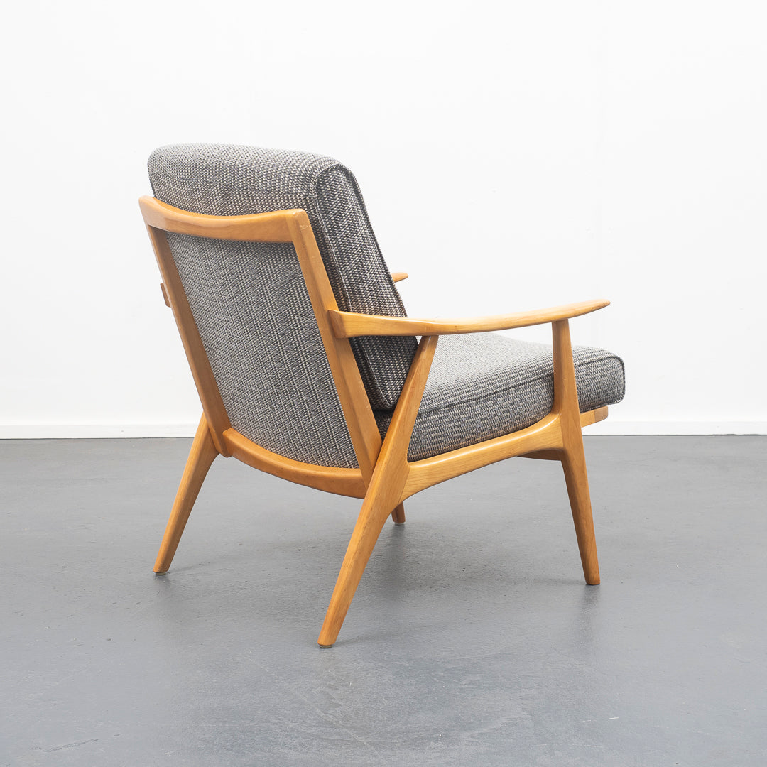 Fauteuil en merisier des années 50 restauré