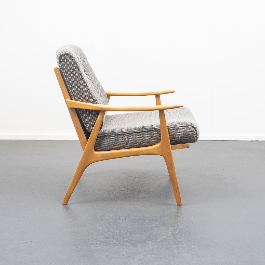 Fauteuil en merisier des années 50 restauré