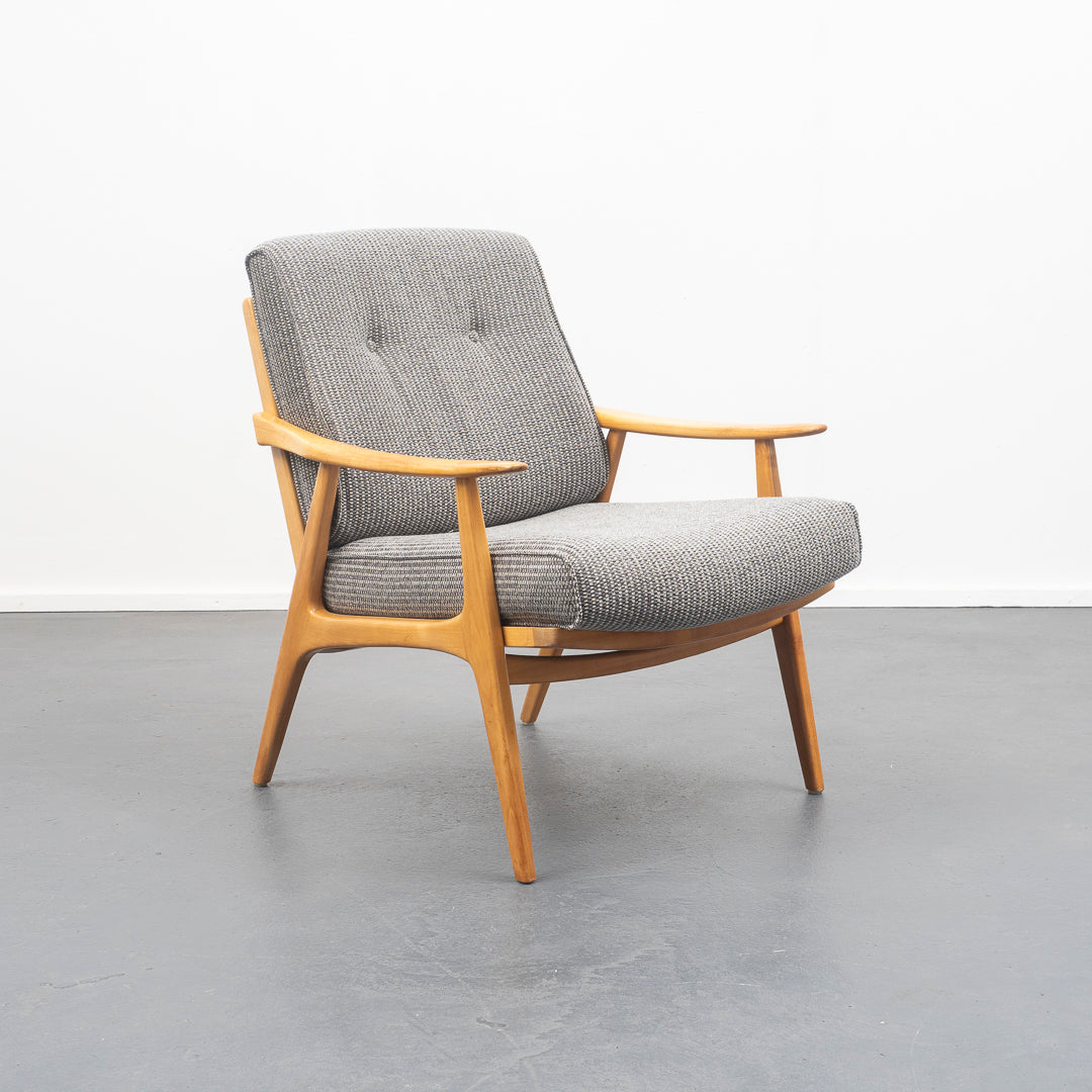 Fauteuil en merisier des années 50 restauré