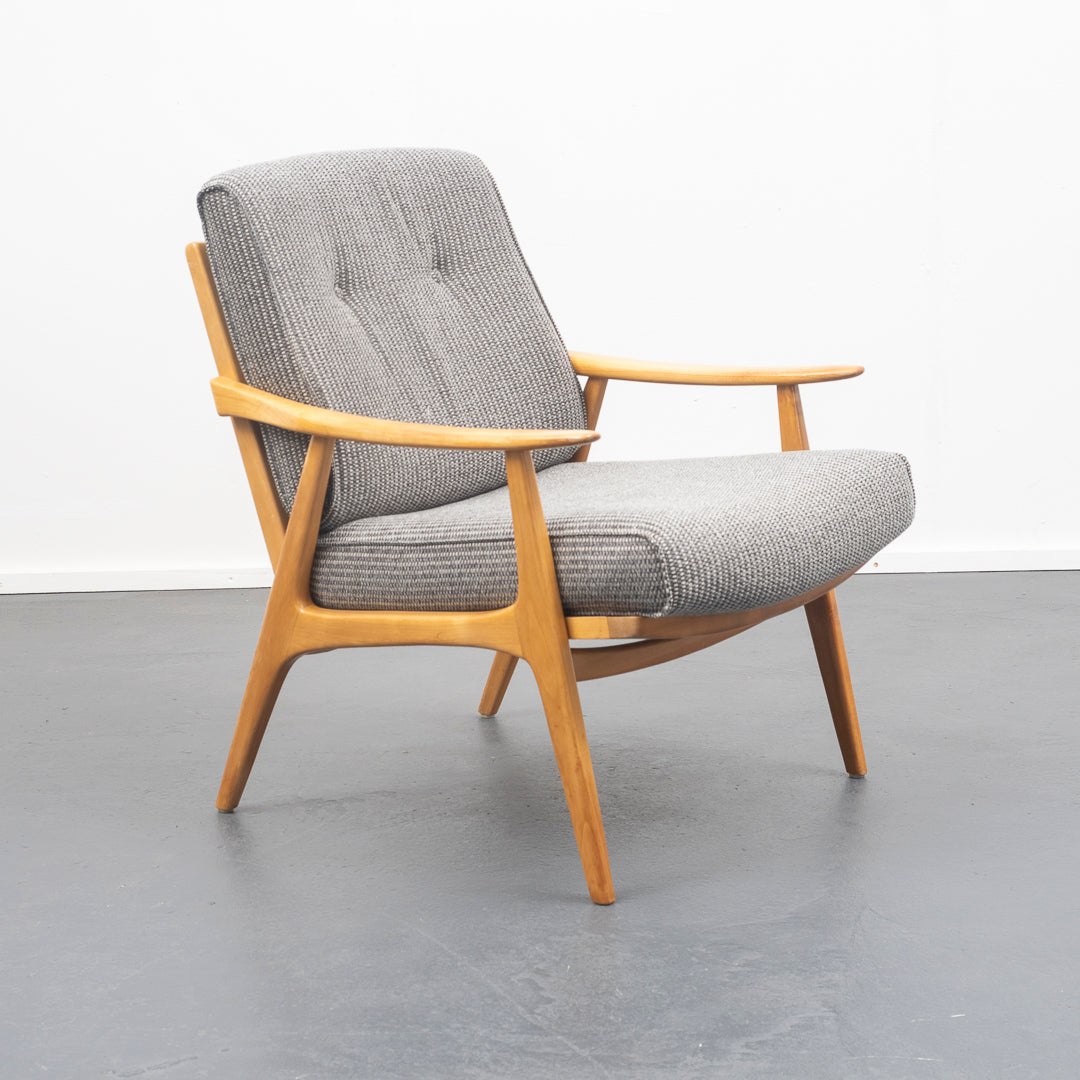 Fauteuil en merisier des années 50 restauré