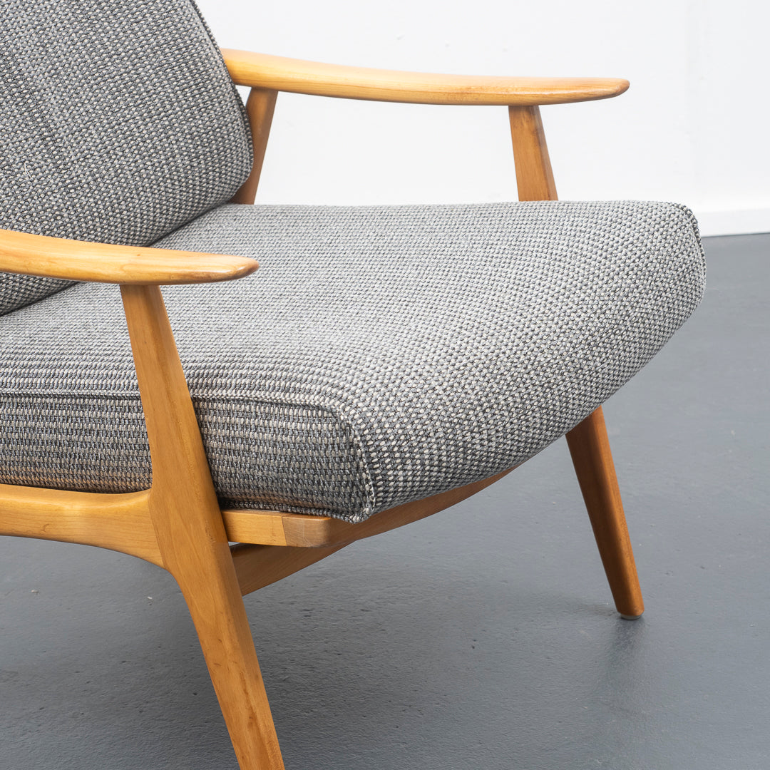 Fauteuil en merisier des années 50 restauré