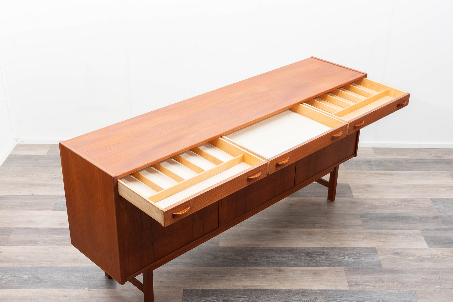 Buffet en teck des années 1960. Fabricant : Ulferts, Tibro Suède, restauré