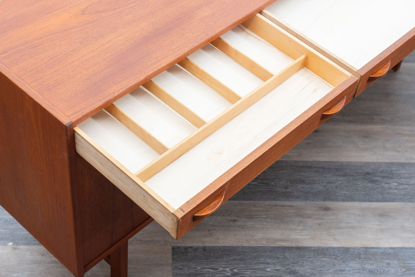 Buffet en teck des années 1960. Fabricant : Ulferts, Tibro Suède, restauré