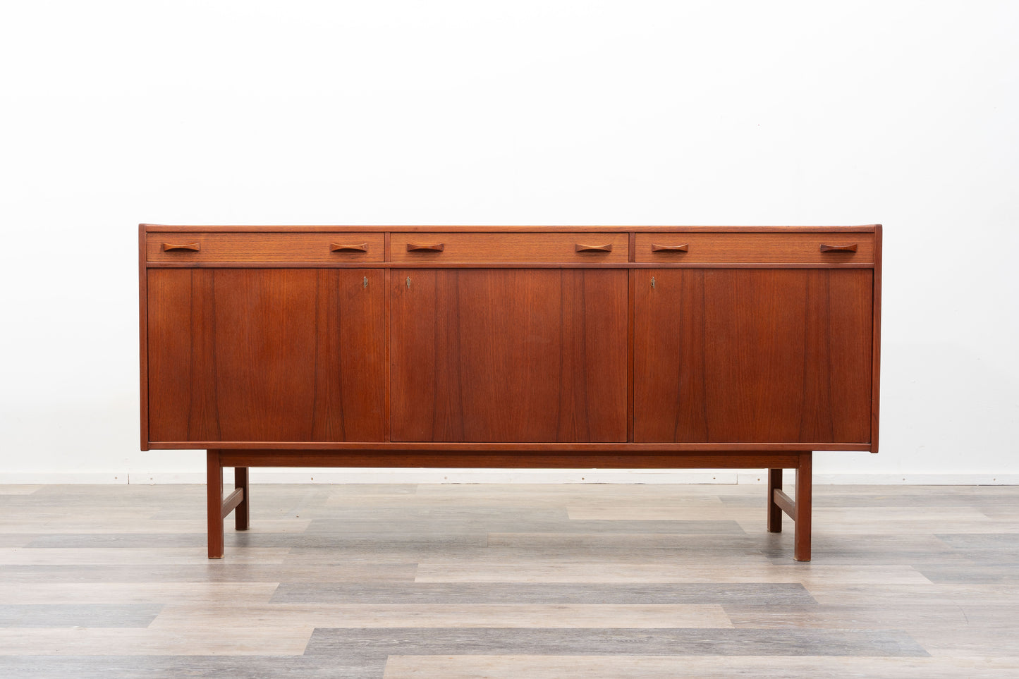 Buffet en teck des années 1960. Fabricant : Ulferts, Tibro Suède, restauré