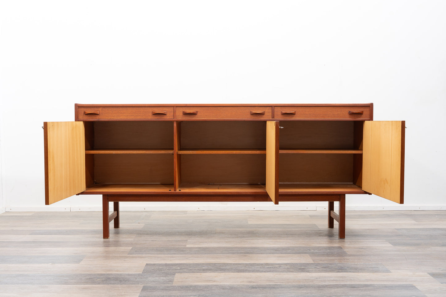 Buffet en teck des années 1960. Fabricant : Ulferts, Tibro Suède, restauré