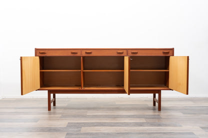 Buffet en teck des années 1960. Fabricant : Ulferts, Tibro Suède, restauré