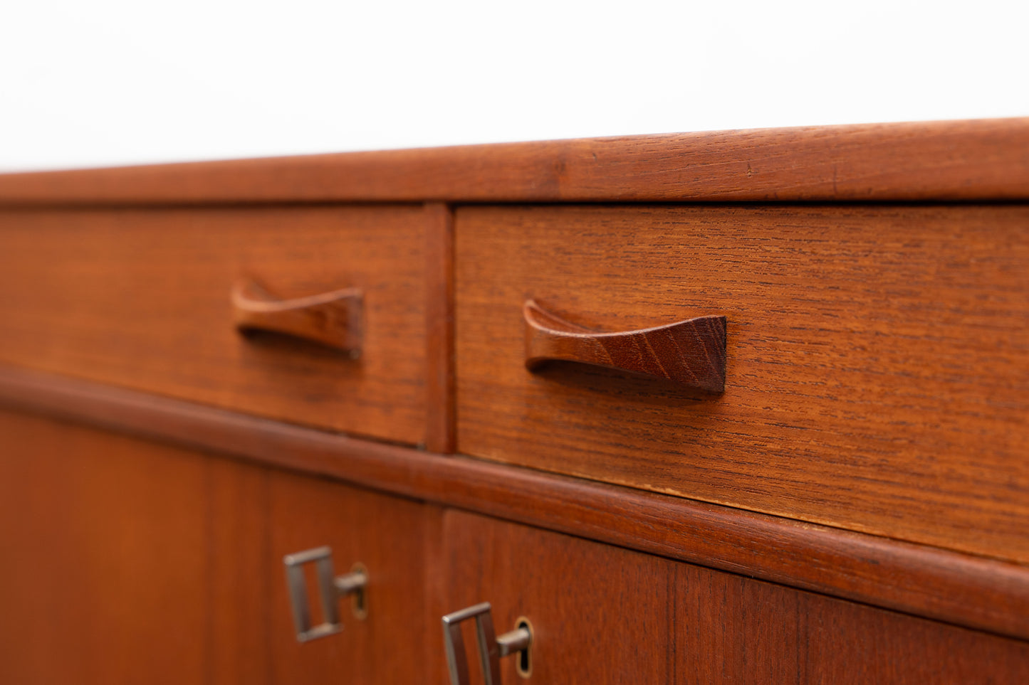 Buffet en teck des années 1960. Fabricant : Ulferts, Tibro Suède, restauré