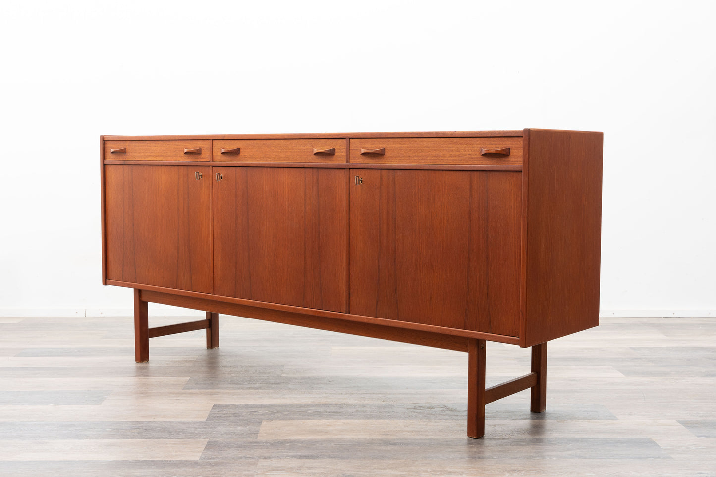 Buffet en teck des années 1960. Fabricant : Ulferts, Tibro Suède, restauré