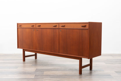 Buffet en teck des années 1960. Fabricant : Ulferts, Tibro Suède, restauré
