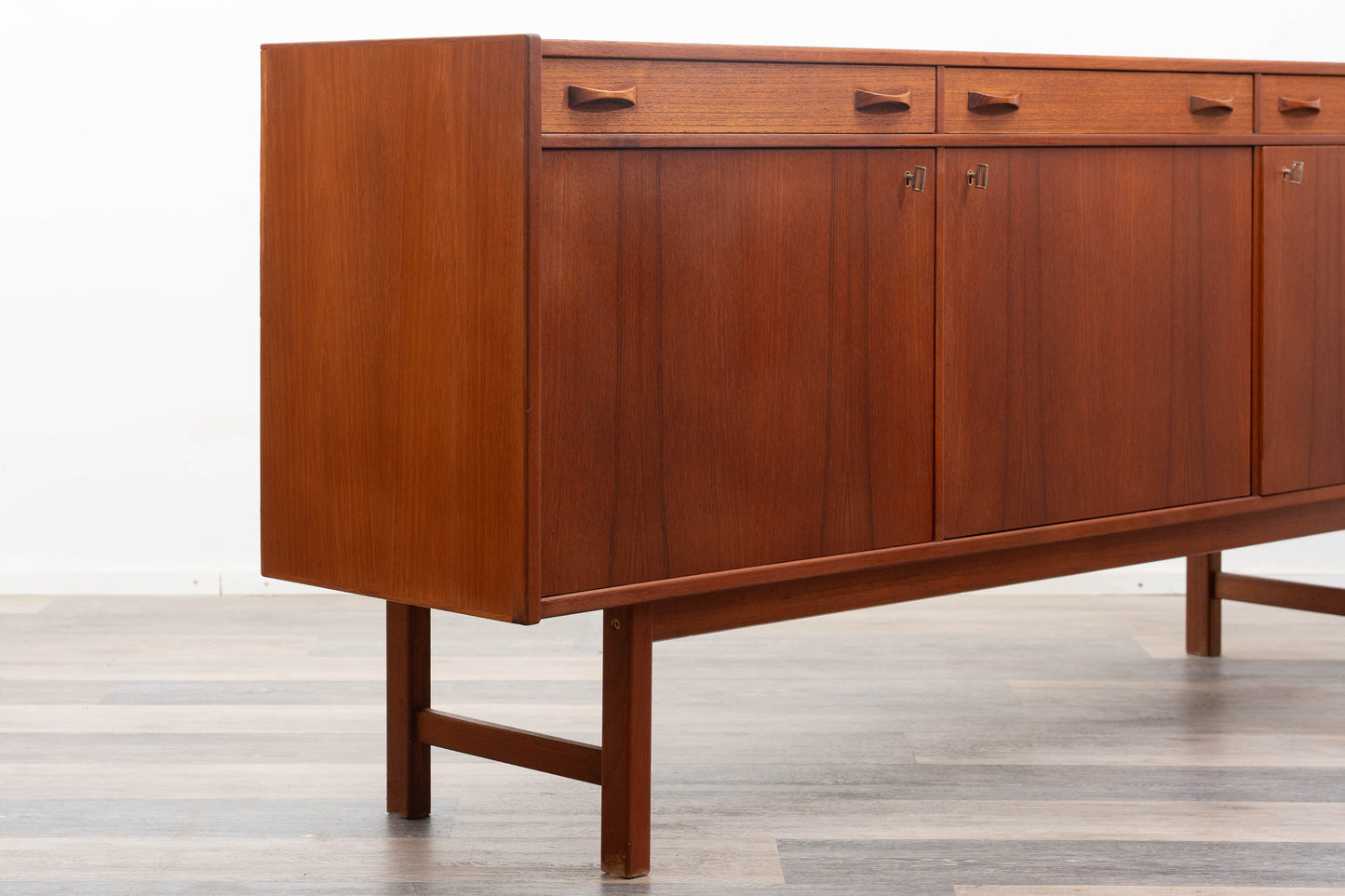 Buffet en teck des années 1960. Fabricant : Ulferts, Tibro Suède, restauré