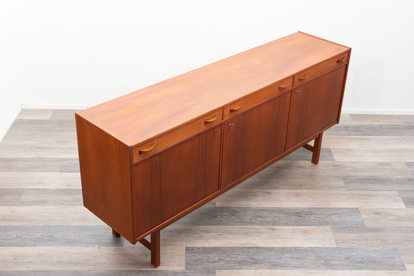 Buffet en teck des années 1960. Fabricant : Ulferts, Tibro Suède, restauré