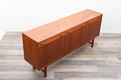 Buffet en teck des années 1960. Fabricant : Ulferts, Tibro Suède, restauré