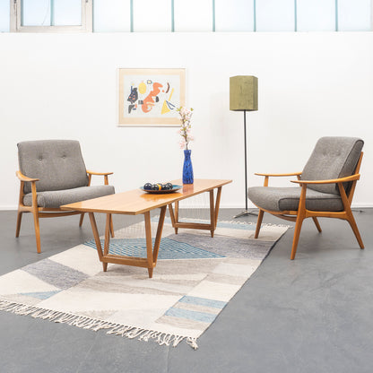 Fauteuil en merisier des années 50 restauré