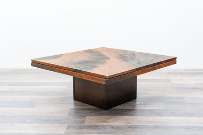 70er-Jahre-Couchtisch, Marmor mit schwarz- und rostbraunem Kunstharz bezogen