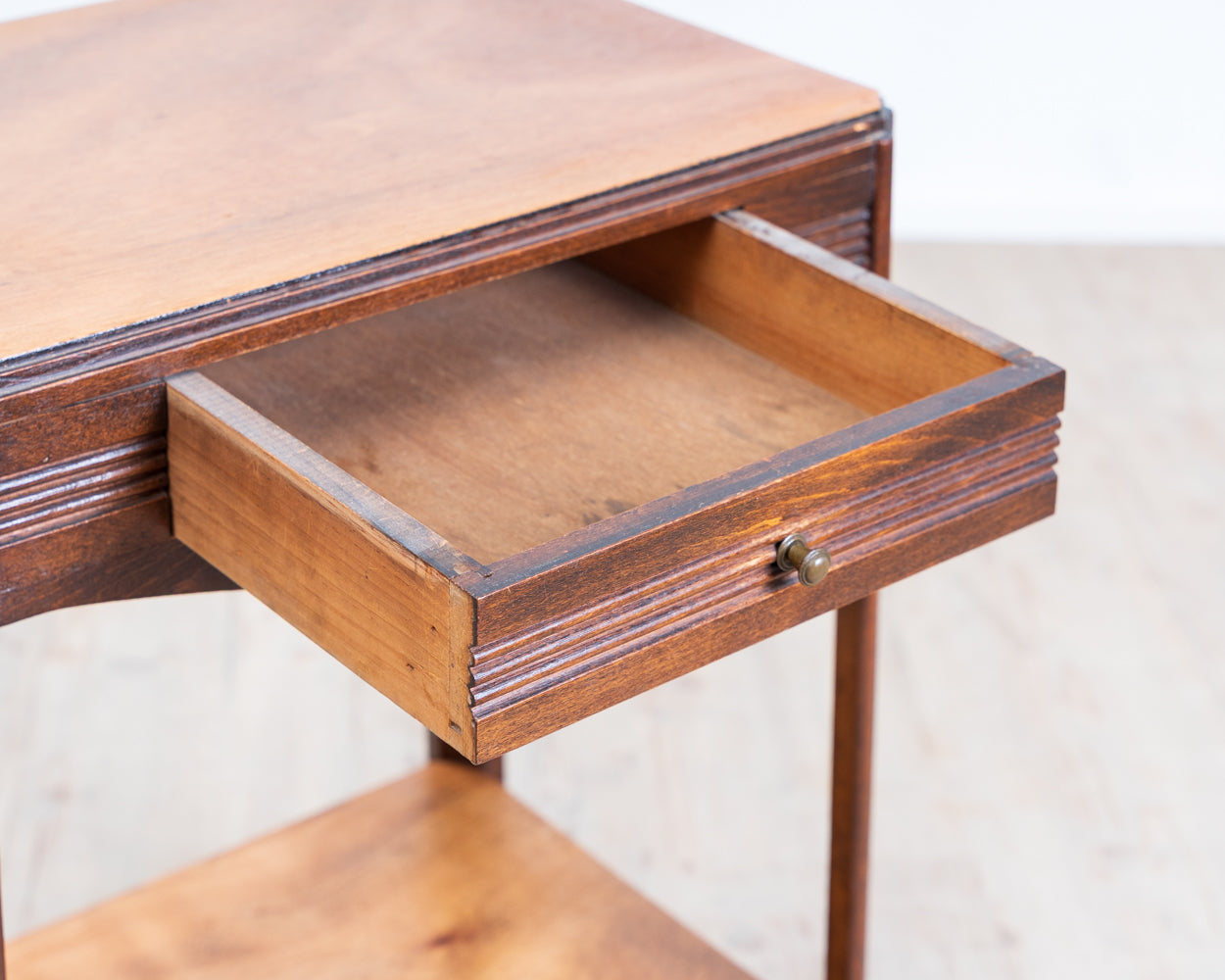 Petite commode Art déco élégante en chêne massif