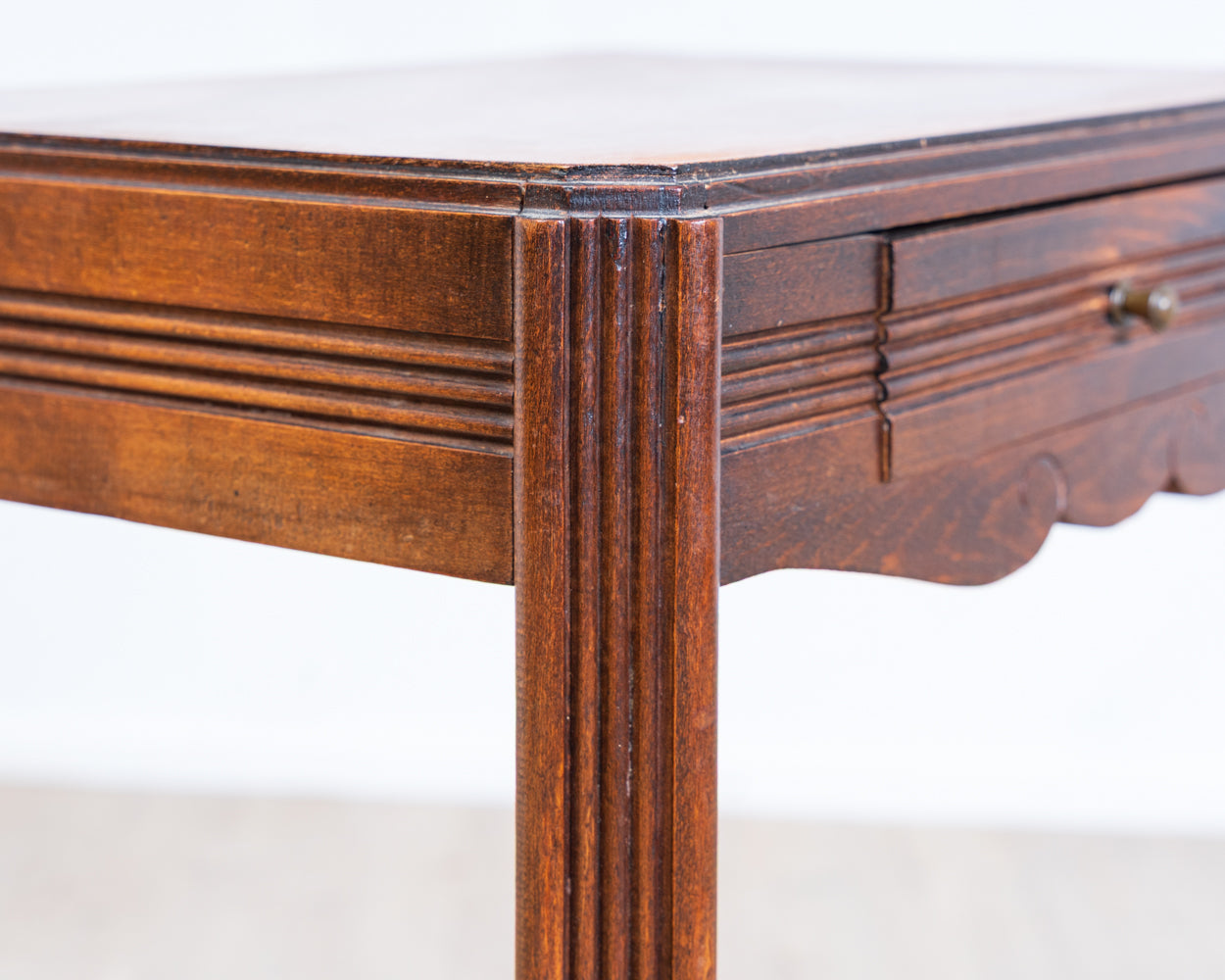 Petite commode Art déco élégante en chêne massif