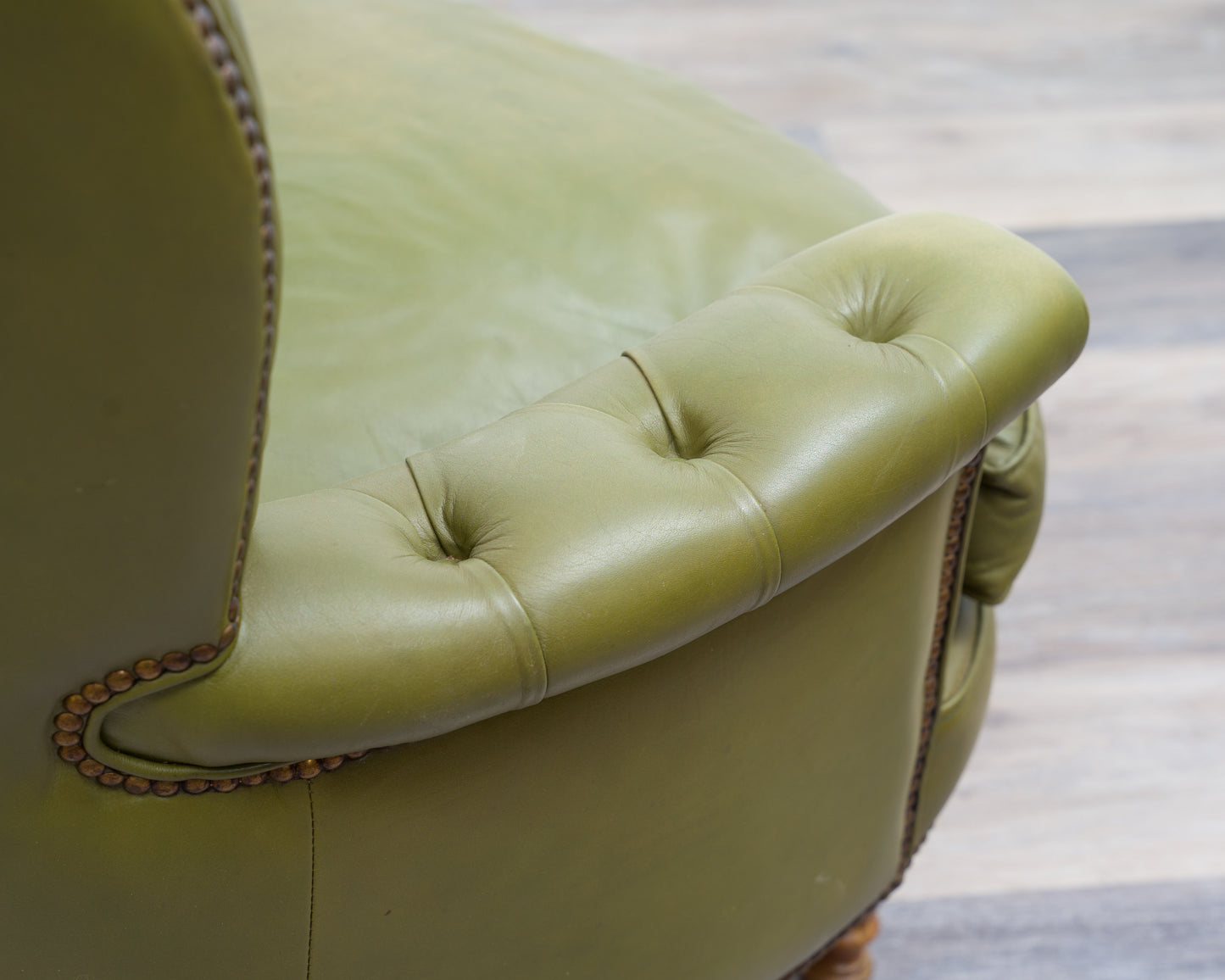 Kleiner Chesterfield-Sessel,Kamin-Sessel in olivgrünem Leder