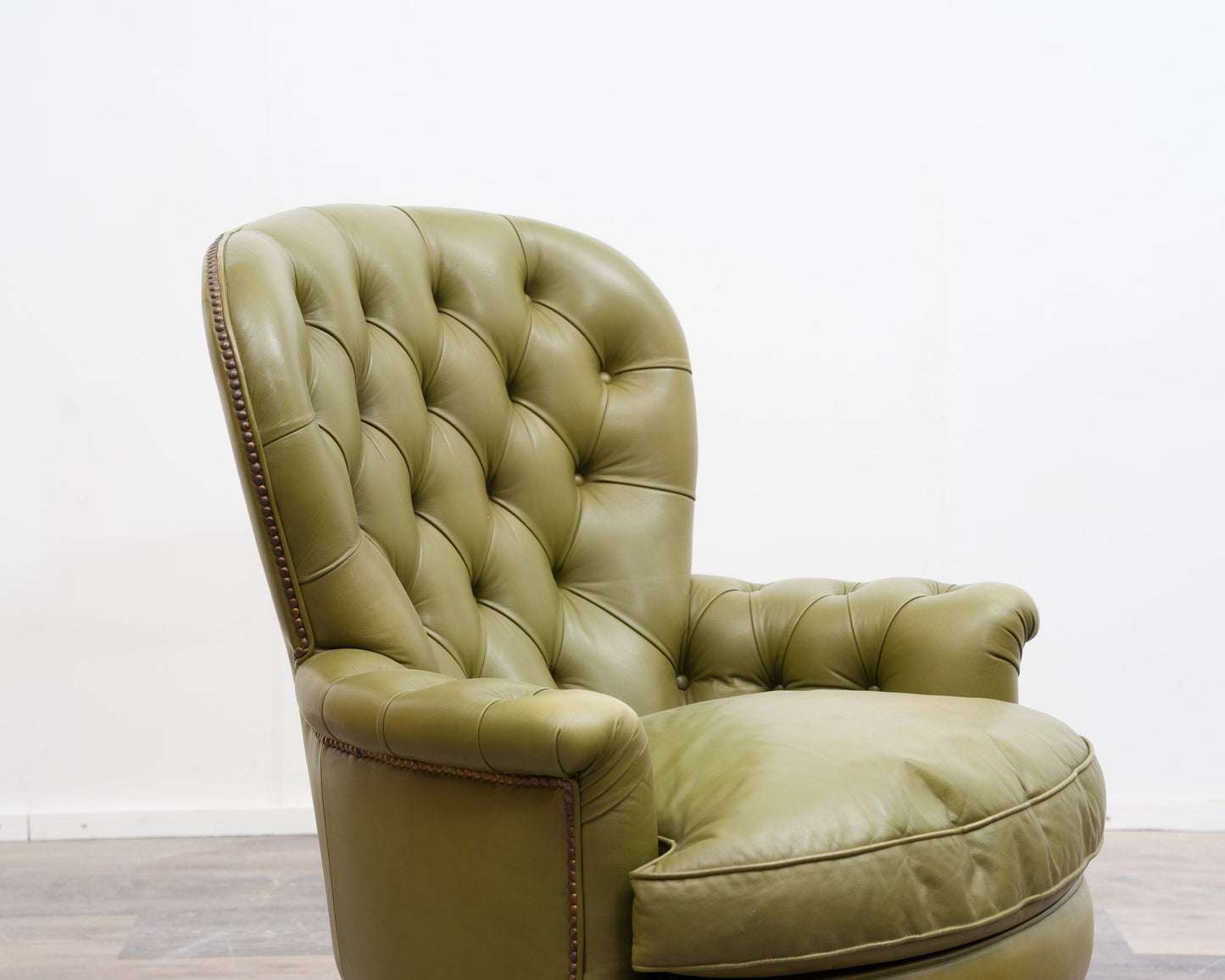 Kleiner Chesterfield-Sessel,Kamin-Sessel in olivgrünem Leder