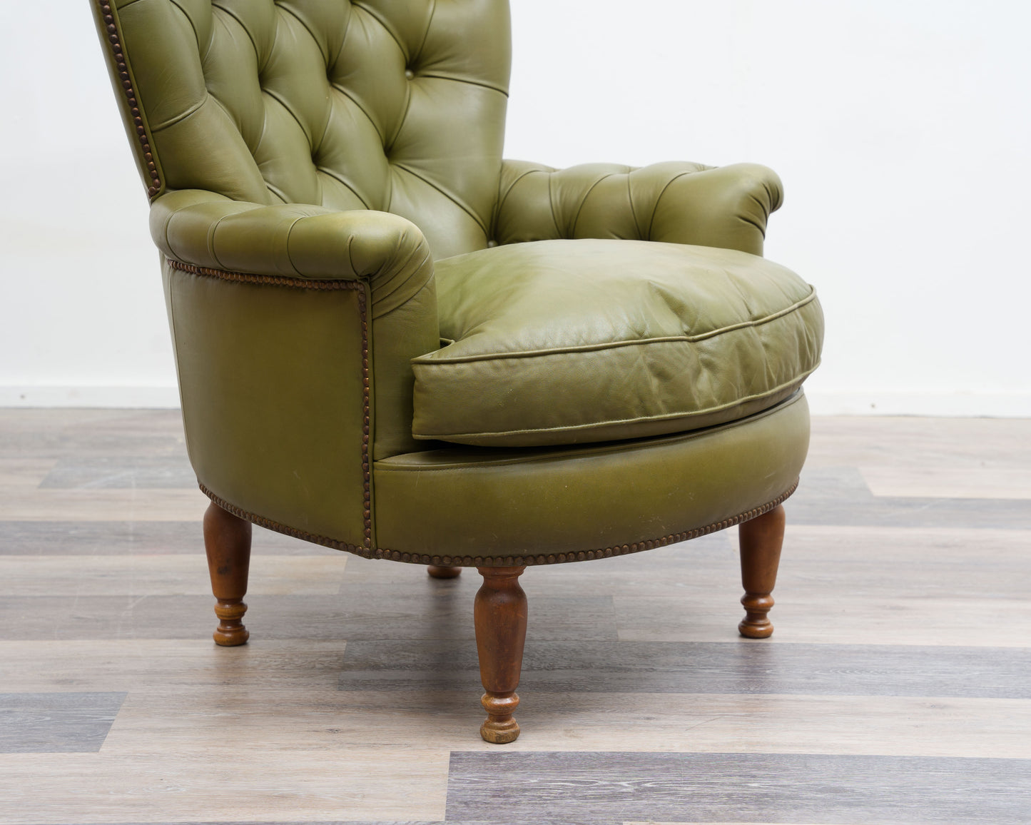 Kleiner Chesterfield-Sessel,Kamin-Sessel in olivgrünem Leder